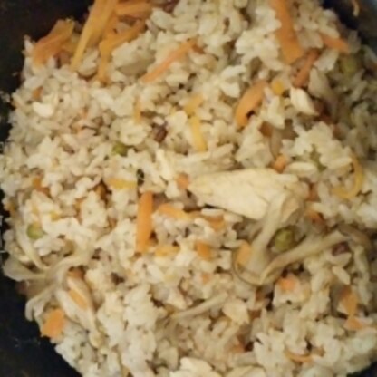 もち米がなかったので白米のみ、一〇穀も入れてみました☆炊き込みご飯が苦手でほとんど作ったことなかったですが、これは簡単でとても美味しく出来ました(^-^*)